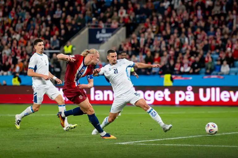 Haaland marque trois buts et la Norvège écrase Israël au milieu d'une manifestation pro-palestinienne | Football News 7 Erling Haaland en action.