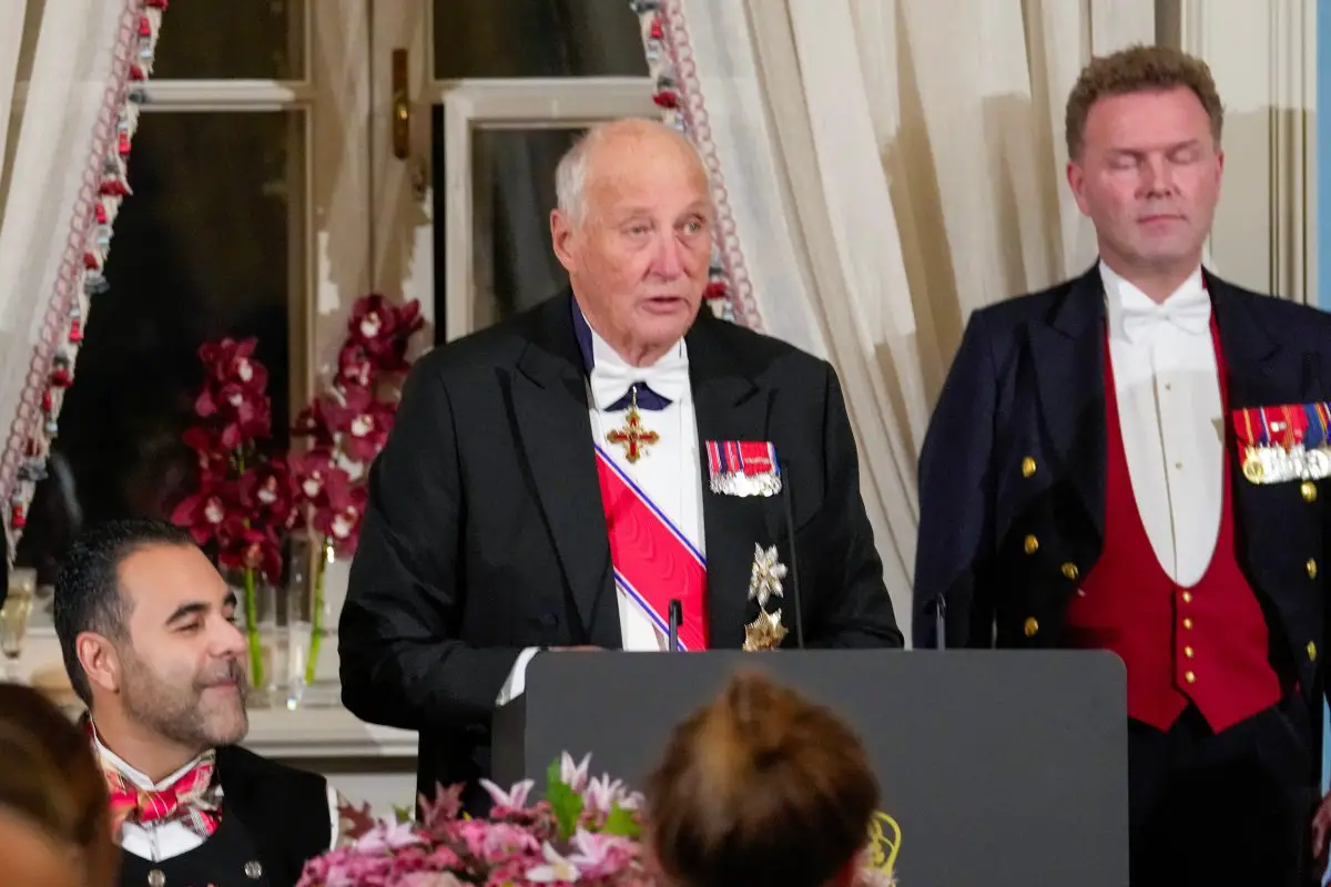 Trois diadèmes royaux étincelants pour célébrer le Storting norvégien 18 Le roi de Norvège prononce un discours lors d'un dîner de gala pour les membres du Parlement norvégien, le Storting, au Palais royal d'Oslo, le 23 octobre 2025 (Terje Bendiksby/NTB/Alamy).