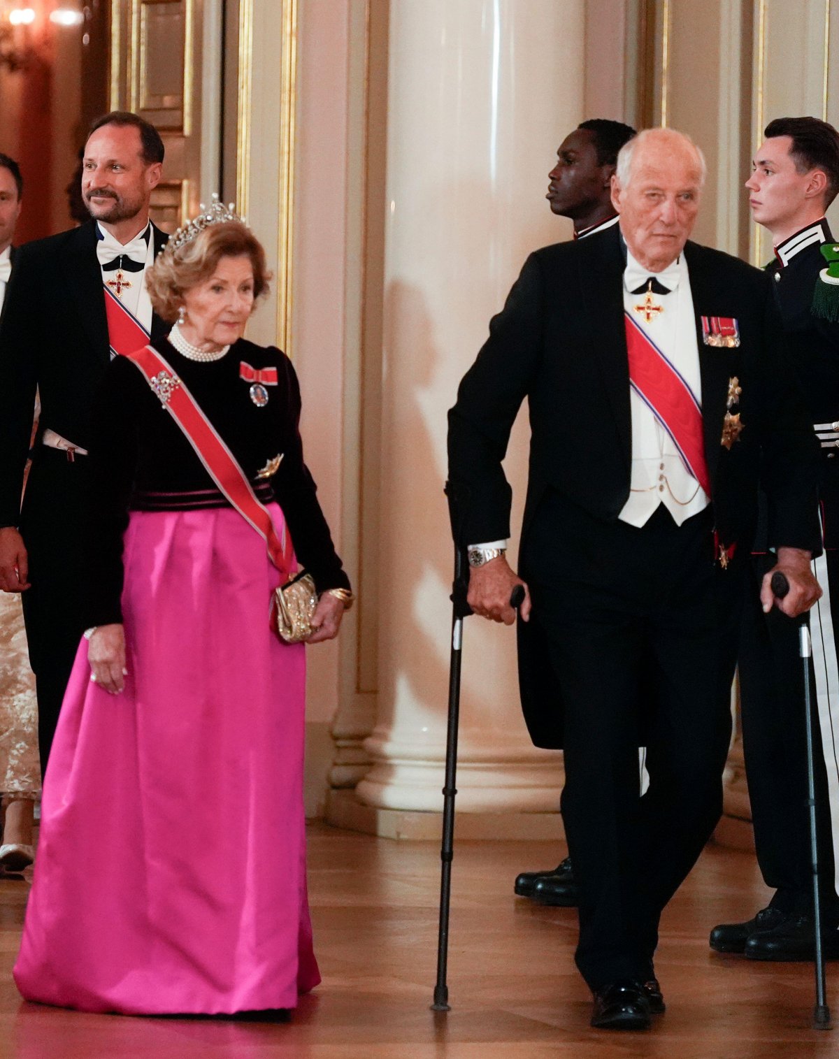 Trois diadèmes royaux étincelants pour célébrer le Storting norvégien 19 Le roi et la reine de Norvège arrivent à un dîner de gala pour les membres du Parlement norvégien, le Storting, au Palais royal d'Oslo, le 23 octobre 2025 (Terje Pedersen/NTB/Alamy).