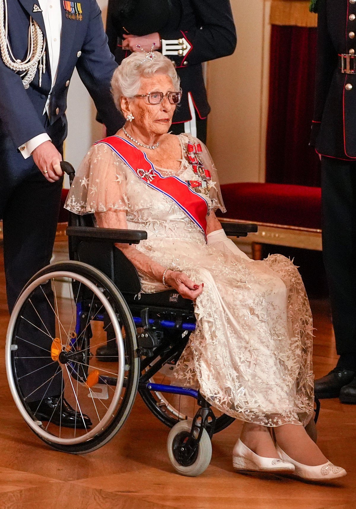 Trois diadèmes royaux étincelants pour célébrer le Storting norvégien 22 La princesse Astrid arrive à un dîner de gala pour les membres du Parlement norvégien, le Storting, au Palais royal d'Oslo, le 23 octobre 2025 (Terje Pedersen/NTB/Alamy).