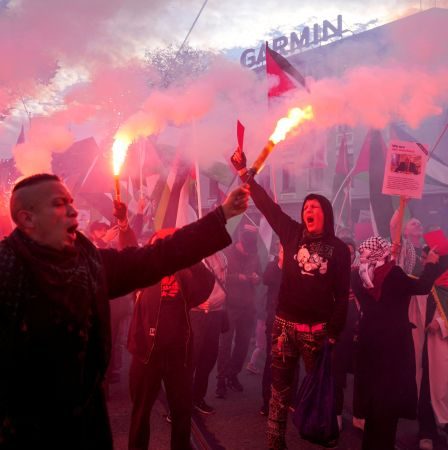 Des manifestants pro-palestiniens se rendent au stade avant la victoire 5-0 de la Norvège sur Israël dans le cadre des éliminatoires de la Coupe du monde. 5 Des manifestants pro-palestiniens se rendent au stade avant la victoire 5-0 de la Norvège sur Israël dans le cadre des éliminatoires de la Coupe du monde. - 4