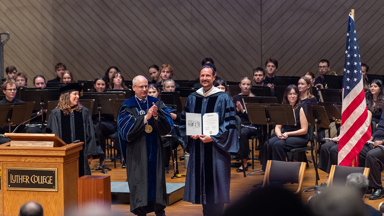 Luther College décerne un diplôme honorifique à Son Altesse Royale le Prince héritier Haakon de Norvège 4 Luther College décerne un diplôme honorifique à Son Altesse Royale le Prince héritier Haakon de Norvège - 3