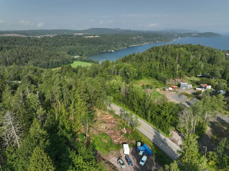 The excavation site is the exposed patch of soil in the middle of the photo. 9,000 years ago, the shoreline reached this very spot. Découverte en Norvège d'un marteau rare datant de l'âge de pierre et vieux de 9 000 ans - 25