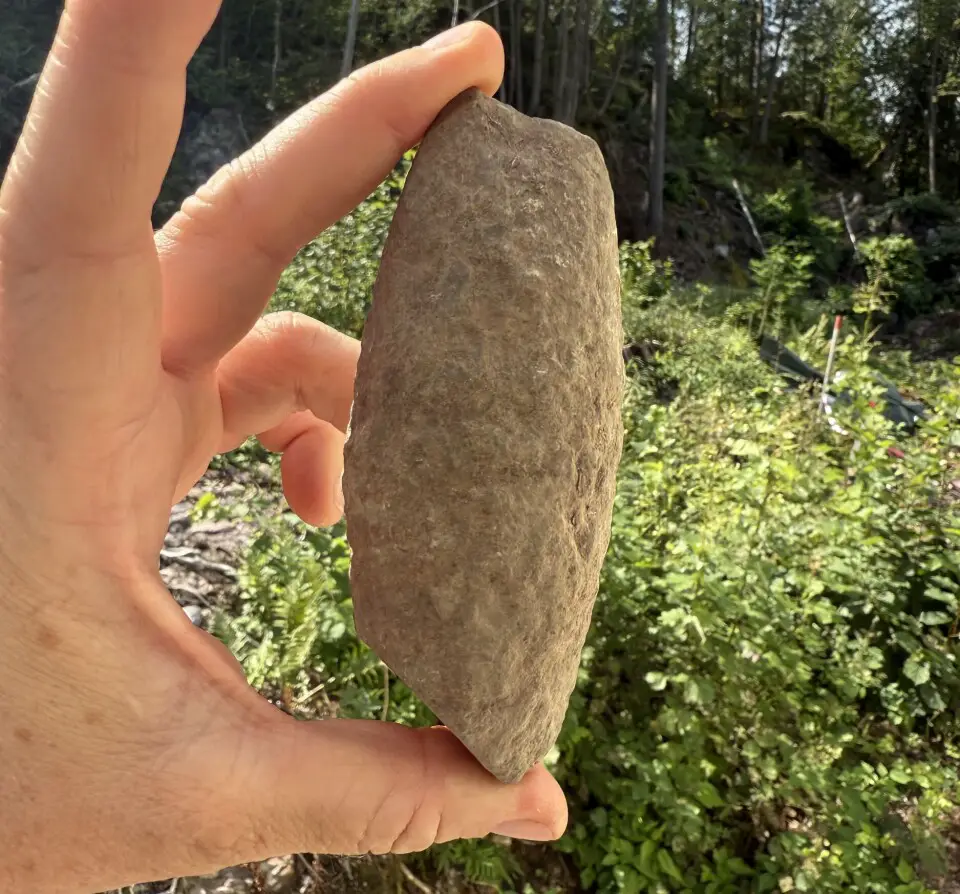 This is an unfinished trinnøks (step axe). Découverte en Norvège d'un marteau rare datant de l'âge de pierre et vieux de 9 000 ans - 29