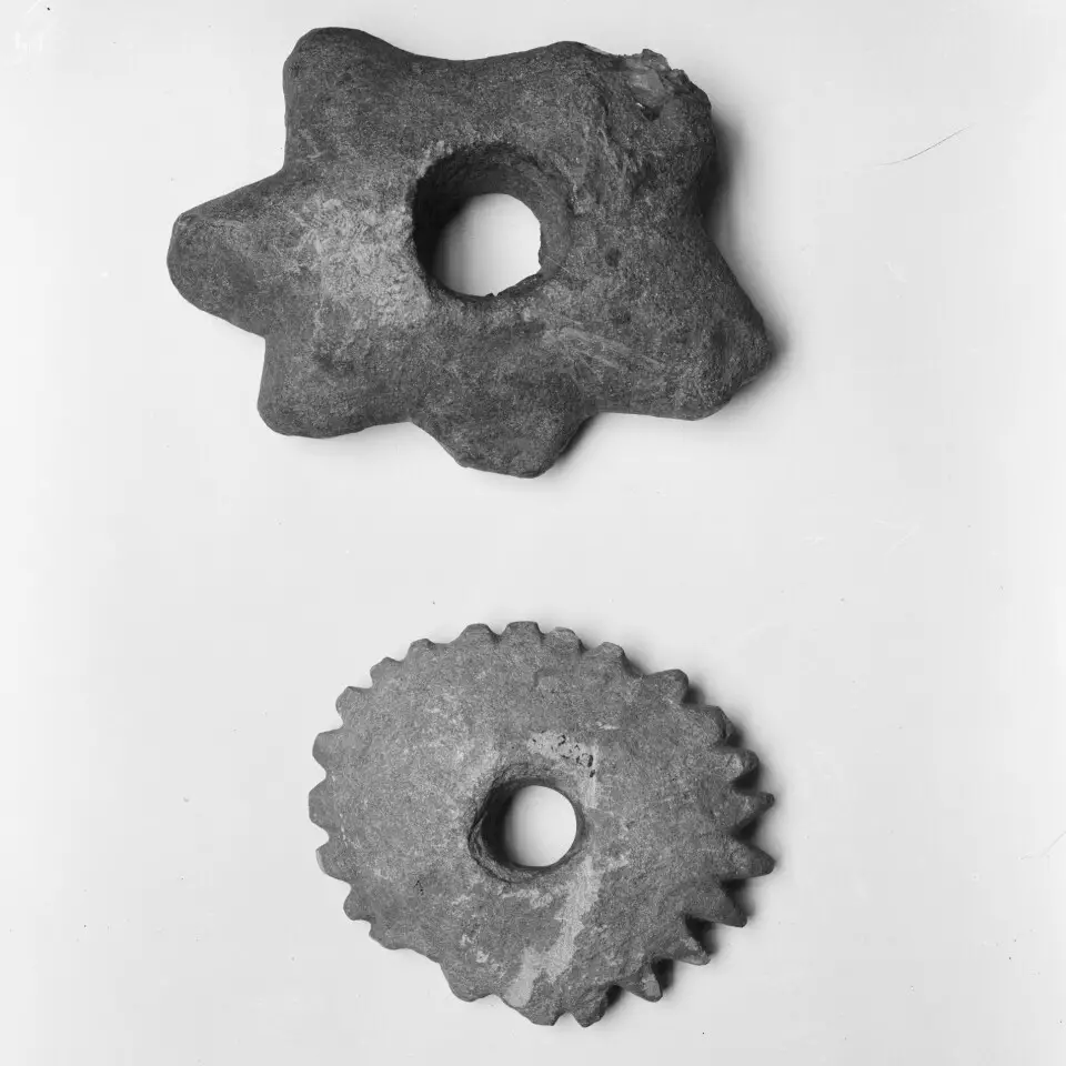 Examples of star-shaped club heads from the Stone Age. These were found in Western Norway in the 1940s. Découverte en Norvège d'un marteau rare datant de l'âge de pierre et vieux de 9 000 ans - 24