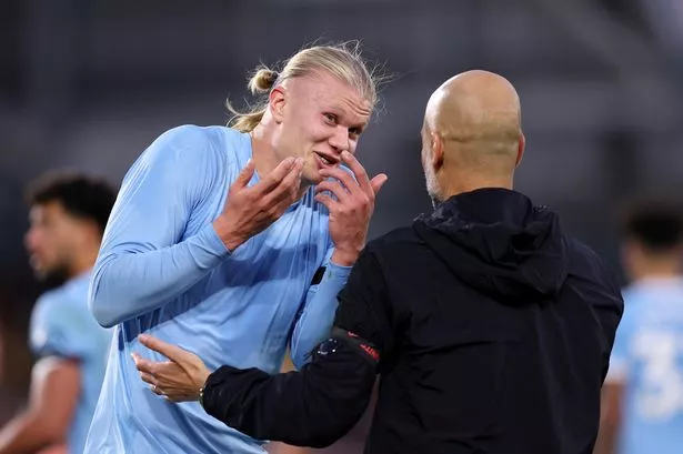 Erling Haaland et Pep Guardiola partagent la même opinion après que Man City risque de se retourner contre lui 7 Pep Guardiola, manager de Manchester City, interagit avec Erling Haaland à temps plein après la victoire de l'équipe lors du match de Premier League à Brentford