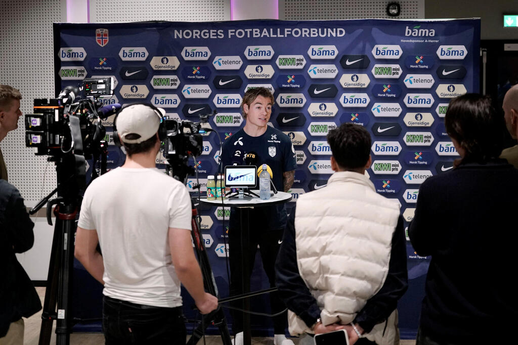 Berg lors de la conférence de presse de la Norvège (Photo : Jonas Faeste Laksekjon/NTB via REUTERS) ברג במסיבת העיתונאים של נורבגיה