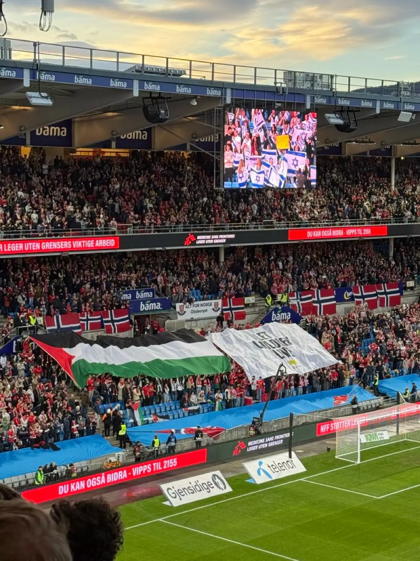 La Norvège sanctionnée par la FIFA pour avoir enfreint les règles lors de l'affrontement avec Israël 7 Des supporters norvégiens dévoilent une bannière pro-palestinienne avant leur match contre Israël. Image : X/@leylahamed