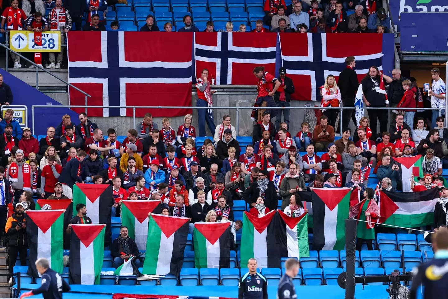 La Norvège sanctionnée par la FIFA pour avoir enfreint les règles lors de l'affrontement avec Israël 8 La Norvège a déployé des drapeaux palestiniens lors de son match de qualification pour la Coupe du monde contre Israël. Image : Getty