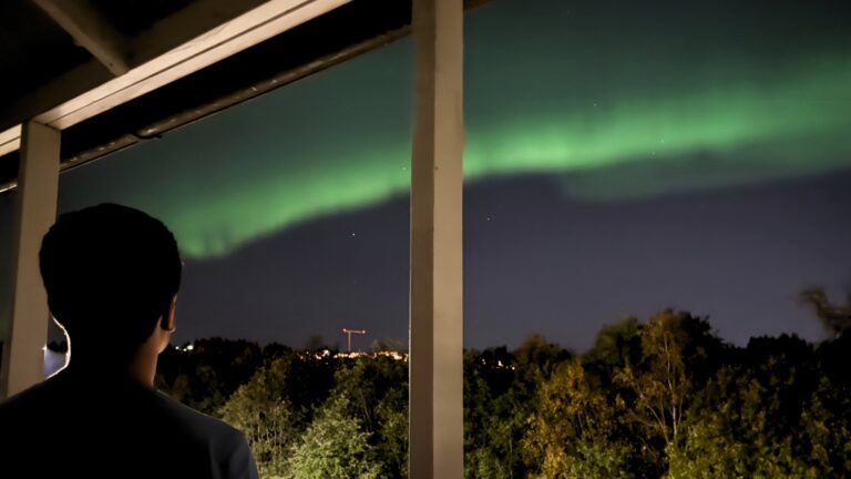 La semaine des aurores boréales à Trondheim 27 Homme observant une aurore boréale à Trondheim, Norvège. Photo : David Nikel.