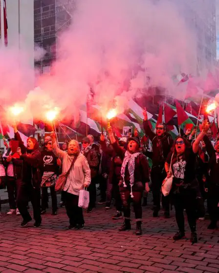 La police d'Oslo utilise des gaz lacrymogènes lors des manifestations organisées à l'occasion du match de qualification pour la Coupe du monde Norvège-Israël. 16 La police d'Oslo utilise des gaz lacrymogènes lors des manifestations organisées à l'occasion du match de qualification pour la Coupe du monde Norvège-Israël. - 15