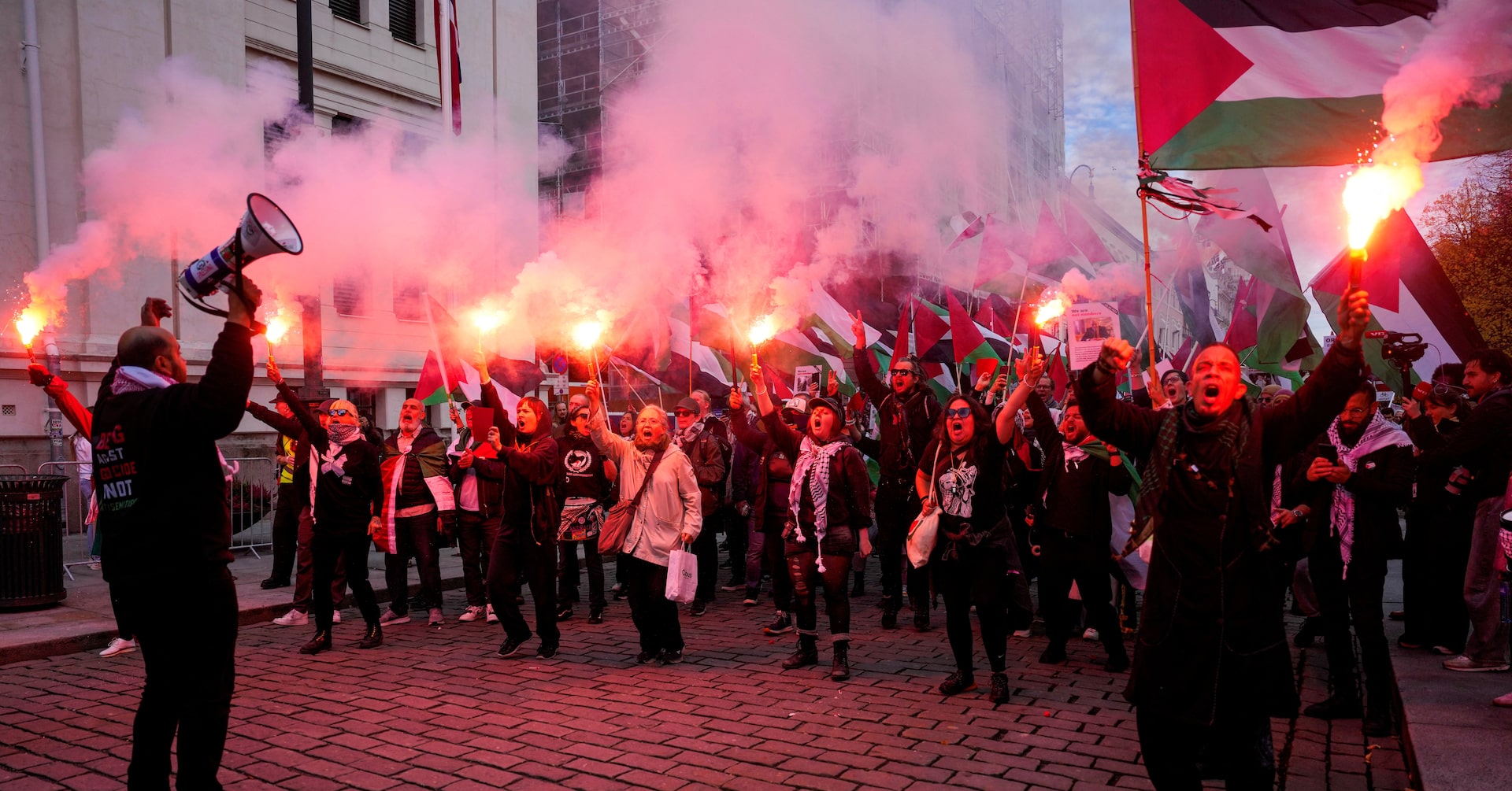 La police d'Oslo utilise des gaz lacrymogènes lors des manifestations organisées à l'occasion du match de qualification pour la Coupe du monde Norvège-Israël. 4 La police d'Oslo utilise des gaz lacrymogènes lors des manifestations organisées à l'occasion du match de qualification pour la Coupe du monde Norvège-Israël. - 3