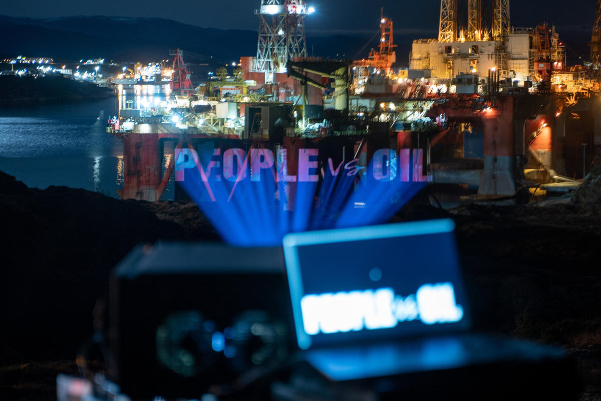 Le peuple contre le pétrole arctique - Projection d'une plateforme pétrolière en Norvège. Jason White / Greenpeace Le peuple contre le pétrole arctique - Projection d'une plateforme pétrolière en Norvège. © Jason White / Greenpeace