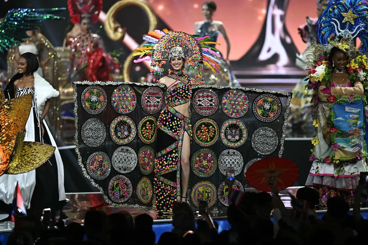 Miss Norvège devient virale après que son costume national inspiré du saumon ait stupéfié le public (VOIR) 19 Présentation du costume national de Miss Univers 2025 à Nonthaburi, au nord de Bangkok, le 19 novembre 2025.