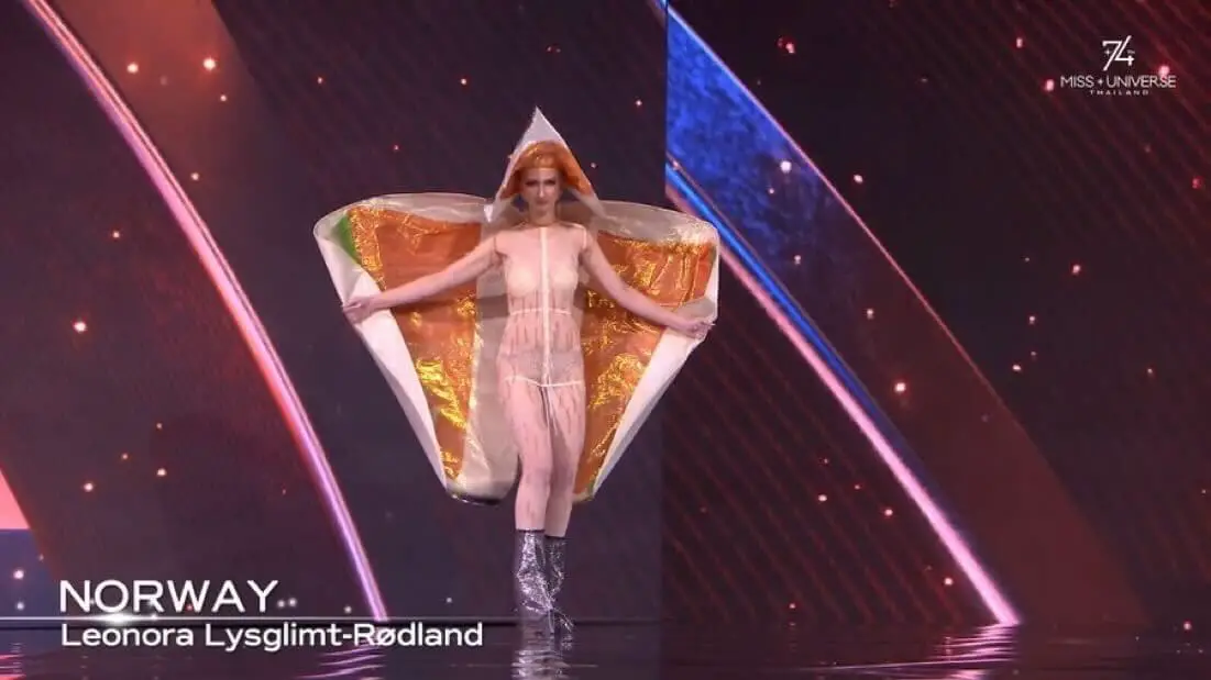 Miss Univers Norvège, la sensation du costume de saumon, affirme que le top 10 a été décidé quelques jours avant la finale, dans un contexte de controverse autour de Miss Mexique. 16 Miss Norvège a quitté l'extérieur du saumon pour dévoiler une combinaison semi-transparente conçue pour imiter l'intérieur du poisson.