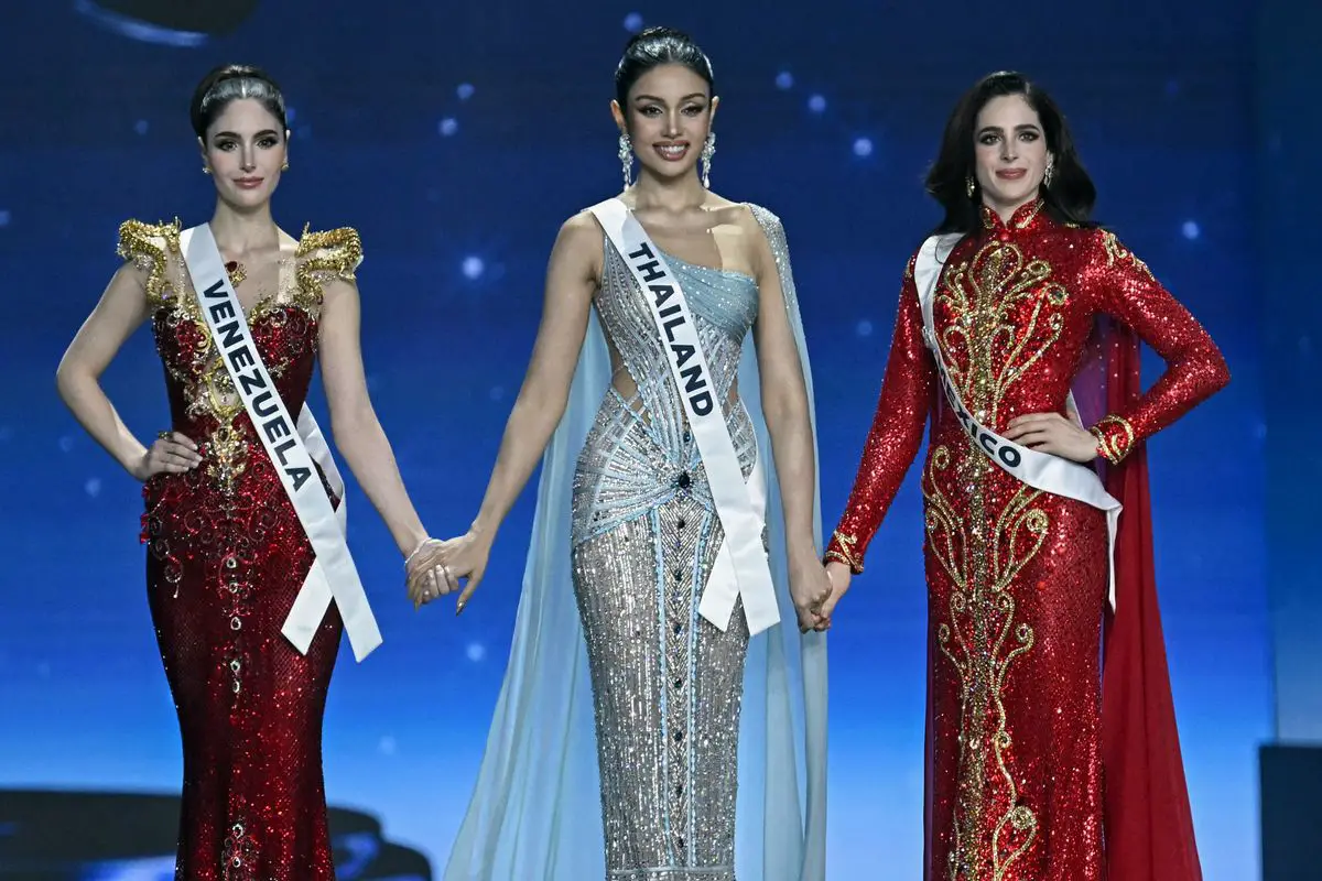 Miss Univers Norvège, la sensation du costume de saumon, affirme que le top 10 a été décidé quelques jours avant la finale, dans un contexte de controverse autour de Miss Mexique. 18 Les cinq premières finalistes étaient Miss Venezuela Stephany Abasali, Miss Philippines Ahtisa Manalo, Miss Thaïlande Praveenar Singh et Miss Côte d'Ivoire Olivia Yacé.