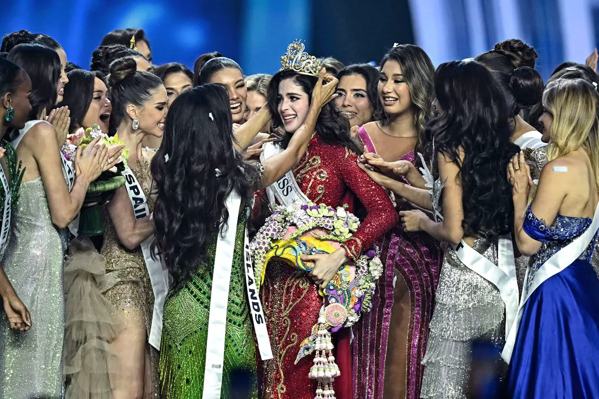 Miss Univers Norvège, la sensation du costume de saumon, affirme que le top 10 a été décidé quelques jours avant la finale, dans un contexte de controverse autour de Miss Mexique. 19 Miss Mexique Fatima Bosch est entourée de concurrents alors qu'elle célèbre sa victoire au concours Miss Univers 2025 à Nonthaburi, au nord de Bangkok, le 21 novembre 2025.