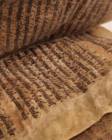 Un manuscrit du XIIIe siècle relié en peau de phoque pourrait être le plus ancien livre de Norvège. 8 Un manuscrit du XIIIe siècle relié en peau de phoque pourrait être le plus ancien livre de Norvège. - 7