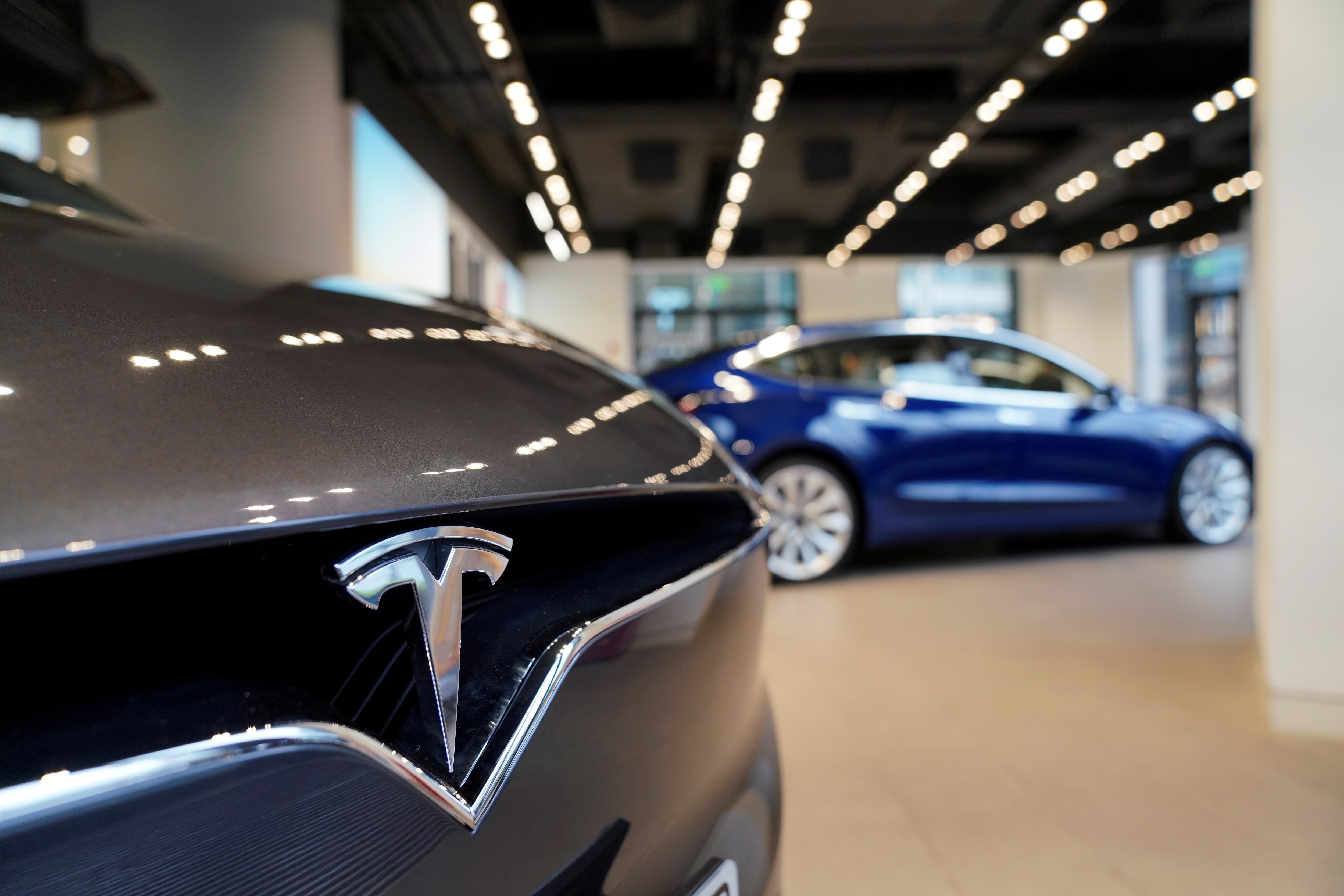 L'opposition norvégienne complique le chemin de Musk vers un accord salarial de 1 000 milliards de dollars 9 Un logo Tesla est visible dans une salle d'exposition Tesla à Shanghai.