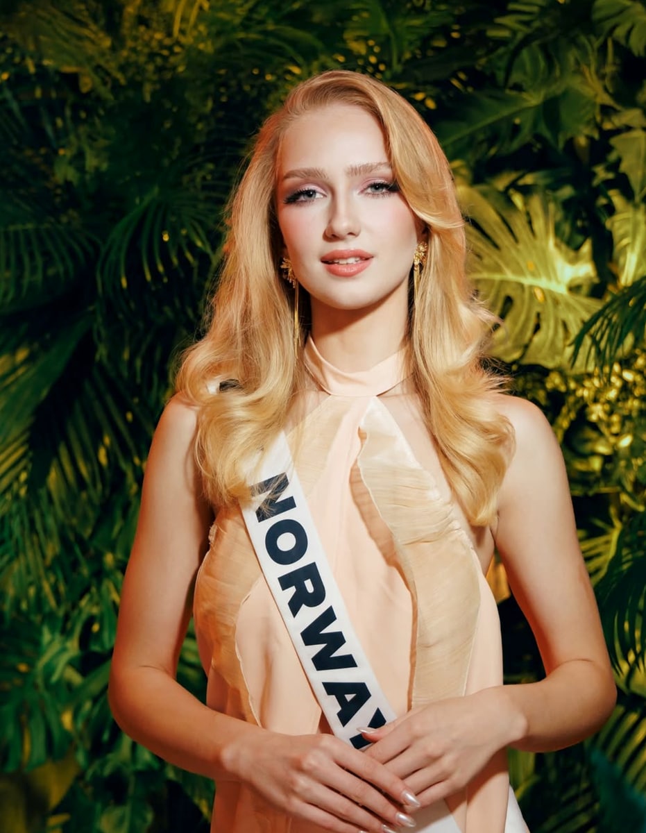 Miss Univers Norvège, la sensation du costume de saumon, affirme que le top 10 a été décidé quelques jours avant la finale, dans un contexte de controverse autour de Miss Mexique. 17 Miss Univers 2025 : Miss Norvège devient virale après que son costume national inspiré du saumon ait stupéfié le public