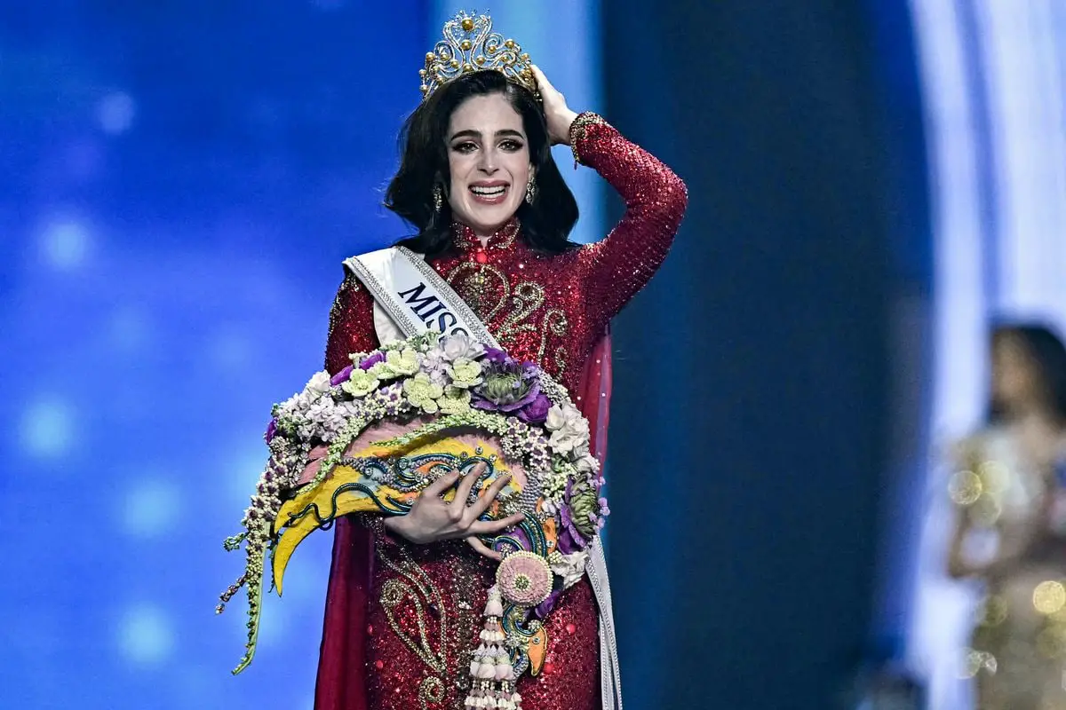 Miss Univers Norvège, la sensation du costume de saumon, affirme que le top 10 a été décidé quelques jours avant la finale, dans un contexte de controverse autour de Miss Mexique. 15 Miss Mexique Fatima Bosch célèbre sa victoire au concours Miss Univers 2025 à Nonthaburi, au nord de Bangkok, le 21 novembre 2025.