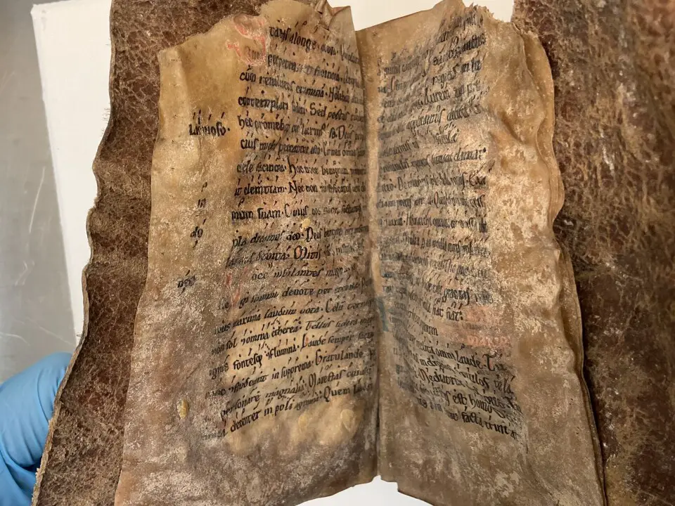 Des notations musicales sont également inscrites, montrant comment les chansons devaient être chantées. Ce type de notation, appelé neumes, est un outil permettant de se souvenir de la mélodie. Ils devaient déjà la connaître pour pouvoir la chanter Nærbilde av manuskript.