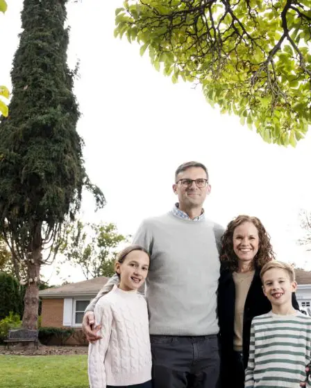 Cette année, l'arbre de Noël du Millennium Park est un épicéa de Norvège de 67 pieds de haut provenant de Glenview. 11 Cette année, l'arbre de Noël du Millennium Park est un épicéa de Norvège de 67 pieds de haut provenant de Glenview. - 10