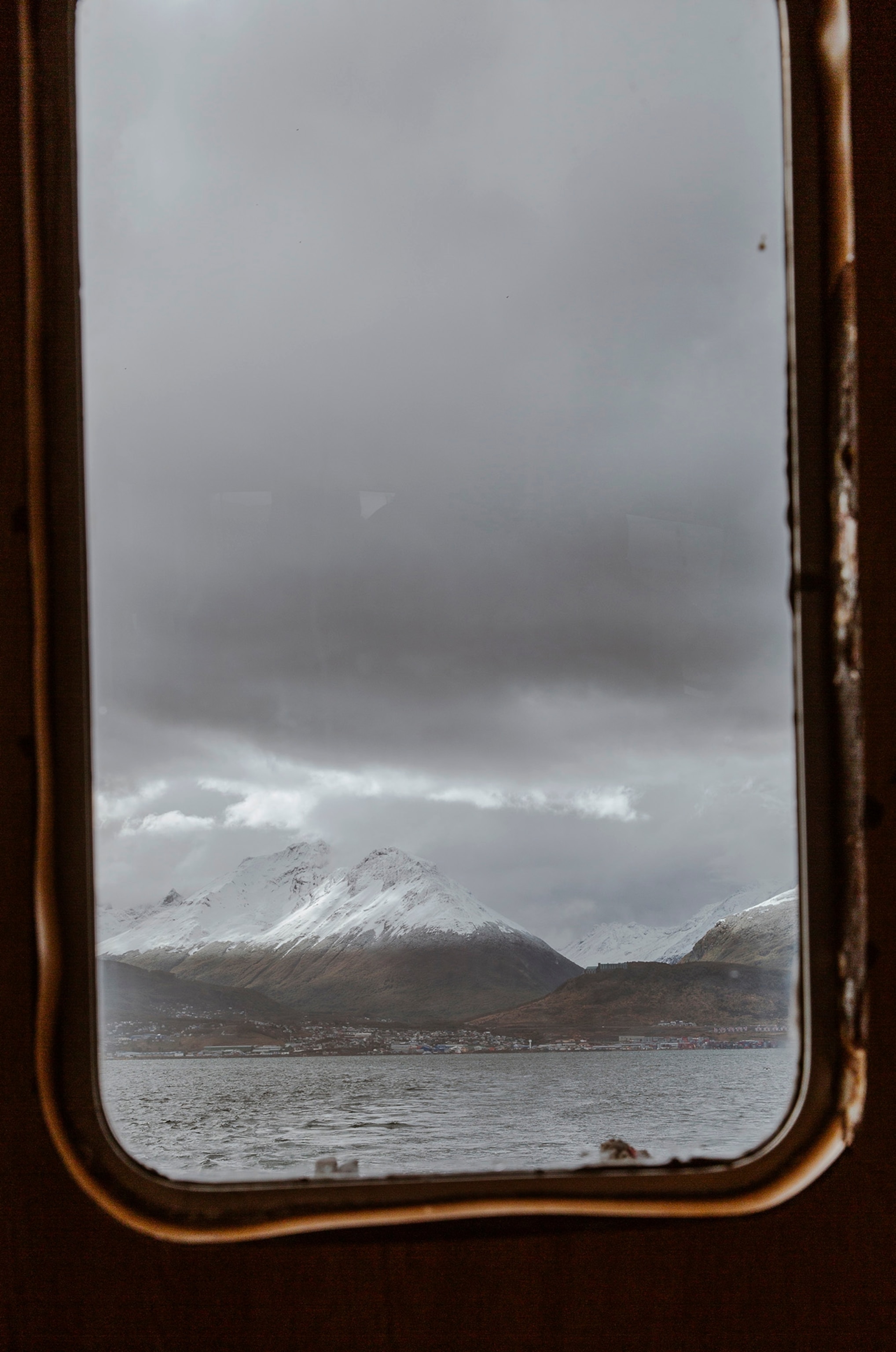 Longyearbyen, en Norvège, et Ushuaia, en Argentine, sont à des extrémités opposées de la Terre, mais ont beaucoup en commun. 18 ARGENTINE / Terre de Feu / Ushuaia / vue d'Ushauaia depuis le bateau © Gerlinde Miesenboeck / Anzenberger