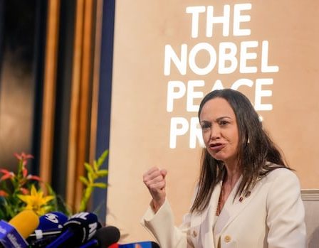 Le chef de l'opposition vénézuélienne, M. Machado, salue ses partisans en Norvège après la cérémonie du prix Nobel 2 Le chef de l'opposition vénézuélienne, M. Machado, salue ses partisans en Norvège après la cérémonie du prix Nobel - 1