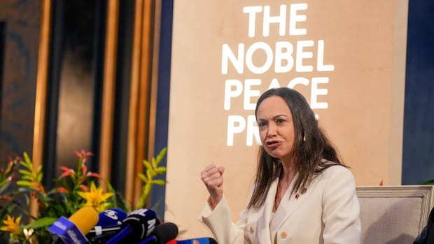 Le chef de l'opposition vénézuélienne, M. Machado, salue ses partisans en Norvège après la cérémonie du prix Nobel 10 Le chef de l'opposition vénézuélienne, M. Machado, salue ses partisans en Norvège après la cérémonie du prix Nobel - 9