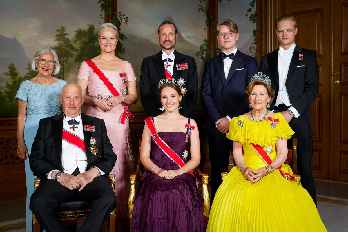 Découvrez la bataille juridique de plusieurs millions de couronnes qui secoue la famille royale norvégienne. 15 La princesse Ingrid Alexandra de Norvège pose pour une photo de famille avec le roi Harald V de Norvège, la reine Sonja et Marit Tjessem, la princesse héritière Mette-Marit de Norvège, le prince héritier Haakon de Norvège, le prince Sverre Magnus de Norvège et Marius Borg Hoiby à l'occasion d'un dîner de gala pour son 18e anniversaire à Oslo.