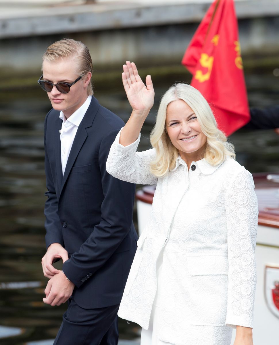 Découvrez la bataille juridique de plusieurs millions de couronnes qui secoue la famille royale norvégienne. 17 La princesse héritière Mette-Marit de Norvège et son fils Marius Borg Hoiby.
