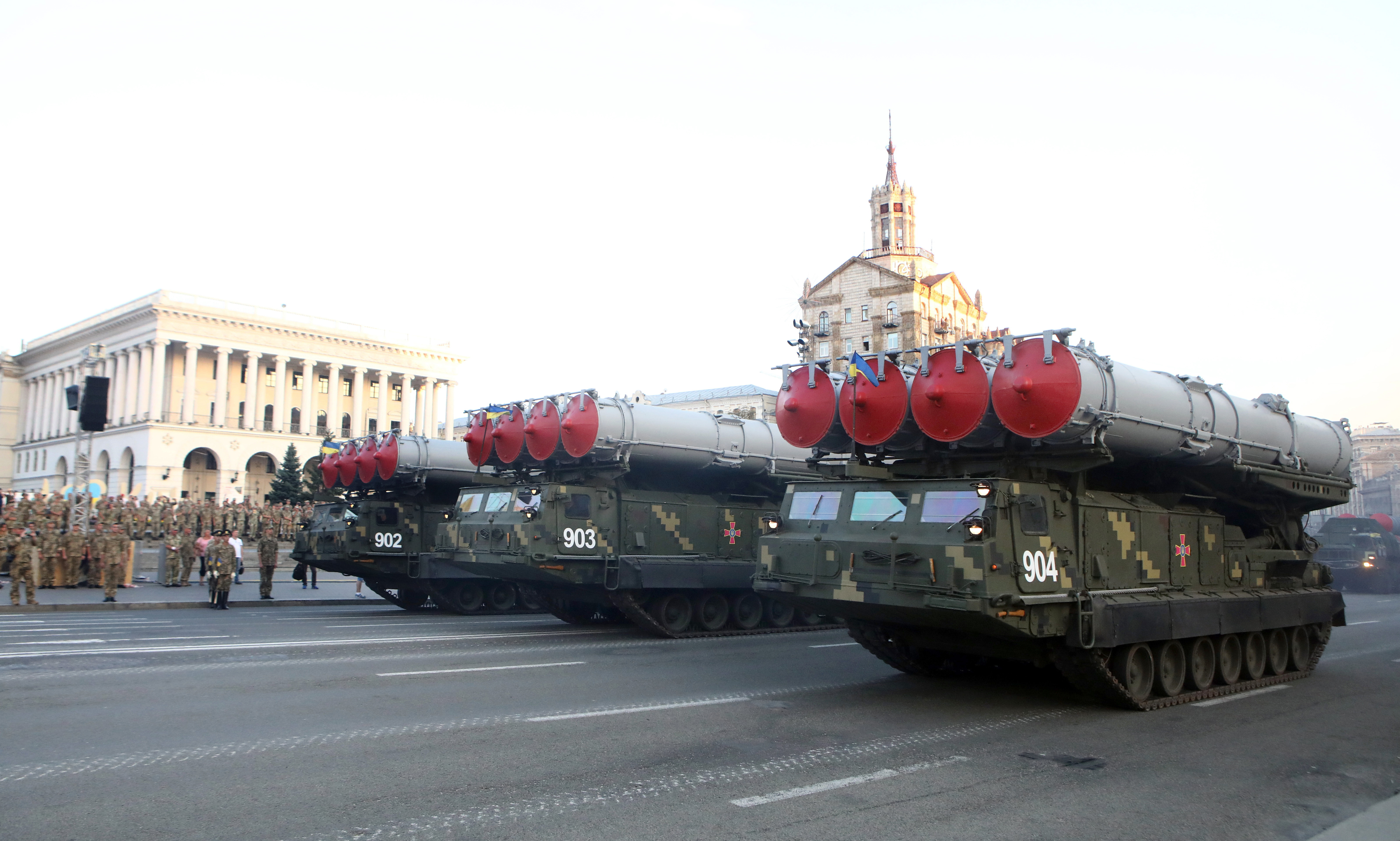 L'Ukraine va recevoir davantage d'intercepteurs S-300 avec l'aide de la Norvège 19 Des lanceurs de missiles sont conduits le long de la rue Khreshchatyk lors d'une répétition du défilé de la fête de l'indépendance, Kiev, capitale de l'Ukraine, 20 août 2018. Ukrinform. KYIV. La rue Khreshchatyk et Maidan Nezalezhnosti ont accueilli une répétition du défilé de la Journée de l'indépendance. Des véhicules militaires, des avions et des militaires étaient visibles dans le centre de Kiev. On s'attend à ce que 4 500 soldats et 250 véhicules militaires participent au défilé traditionnel organisé pour célébrer la 27e fête de l'indépendance, le 24 août. (Le crédit photo doit se lire TARASOV/Future Publishing via Getty Images)
