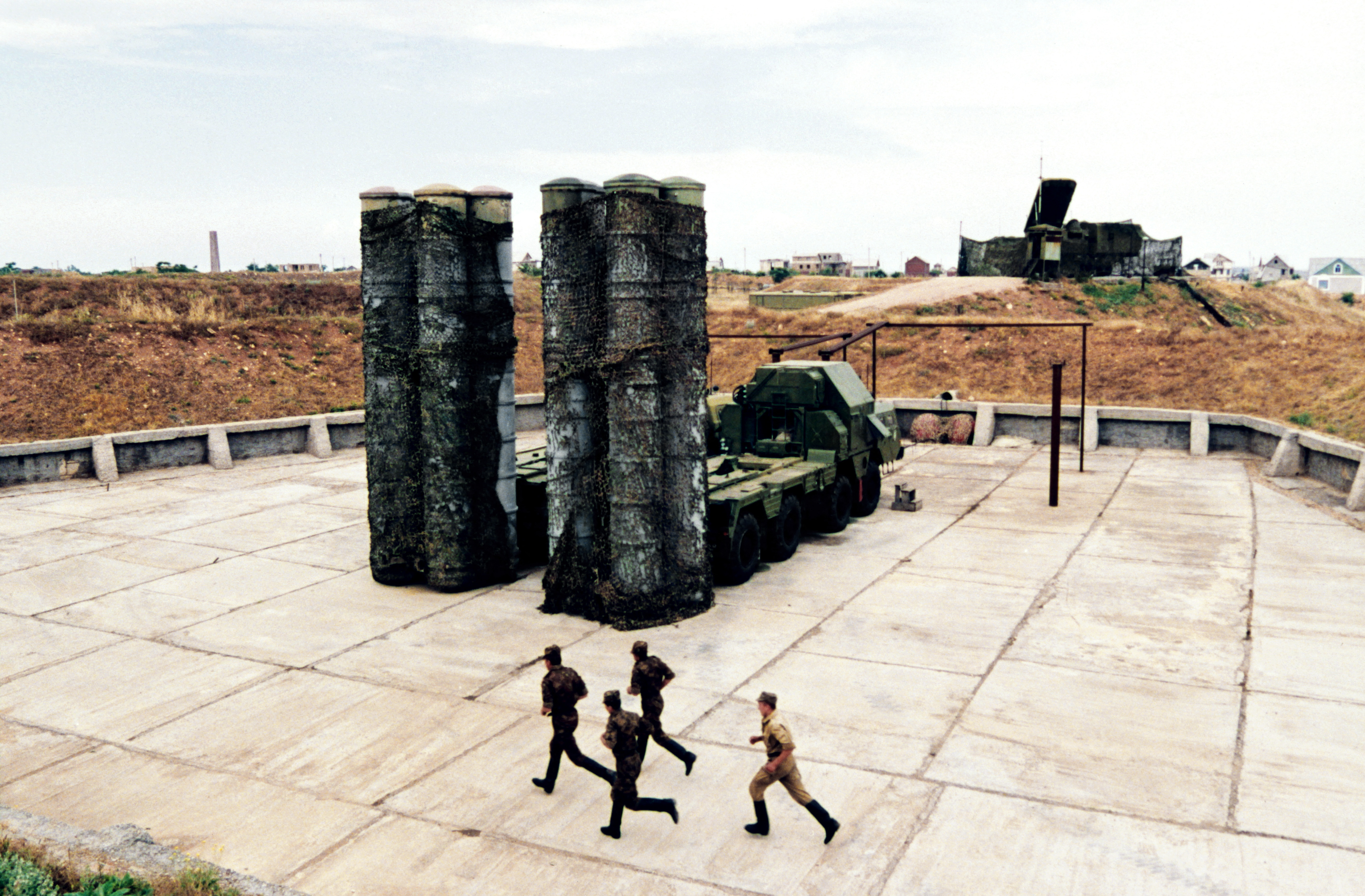 L'Ukraine va recevoir davantage d'intercepteurs S-300 avec l'aide de la Norvège 18 Des soldats ukrainiens se précipitent vers la station antimissile S-300 de fabrication soviétique pendant leur entraînement près de la grande base navale de la mer Noire, en Crimée, le 2 juillet 1995, à Sébastopol. (Photo by VALERY SOLOVJEV / AFP) (Photo by VALERY SOLOVJEV/AFP via Getty Images)