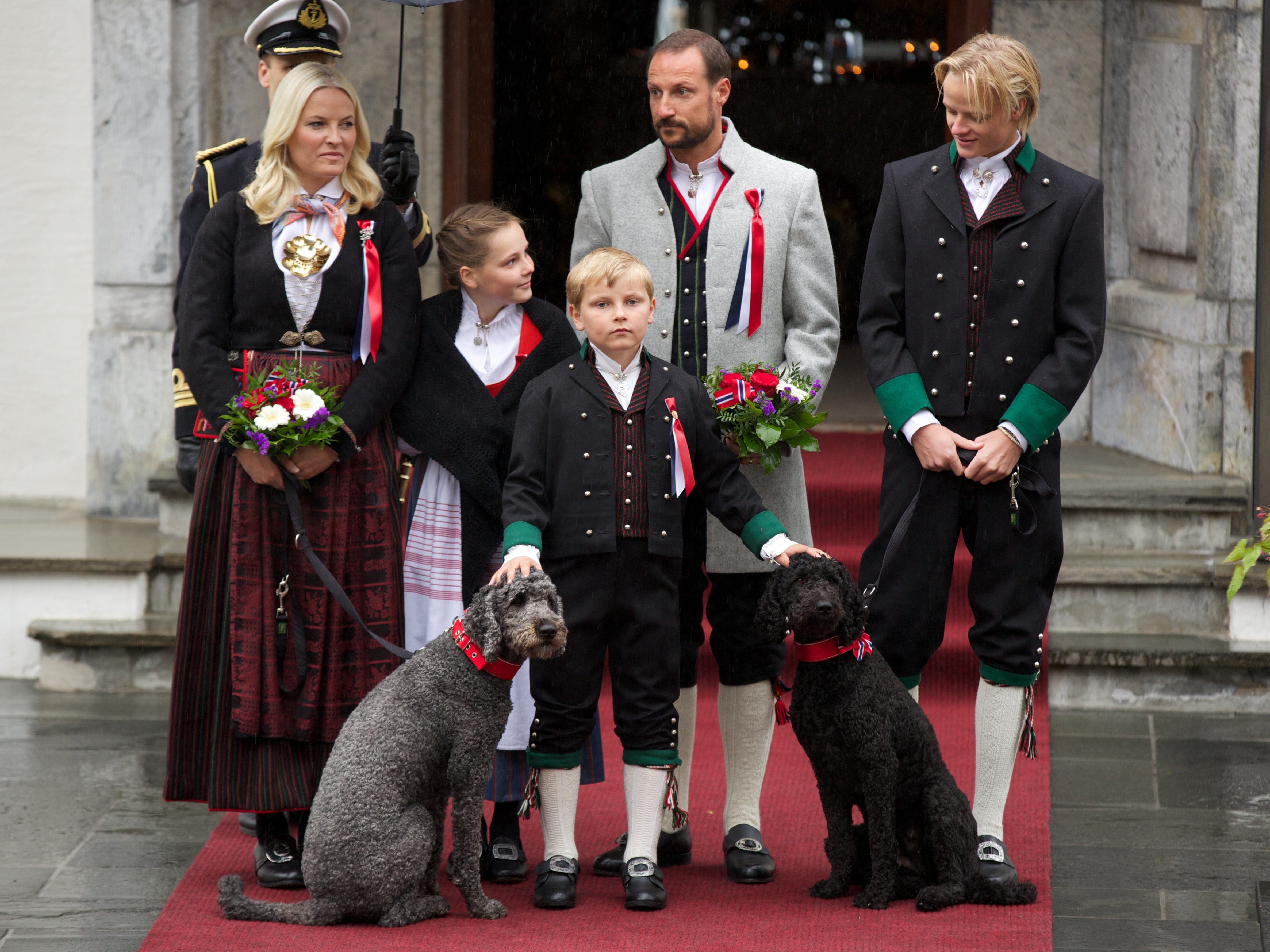 La princesse héritière de Norvège Mette-Marit va subir une transplantation pulmonaire après une détérioration de son état de santé 12 La princesse héritière Mette-Marit et le prince héritier Haakon avec leur famille