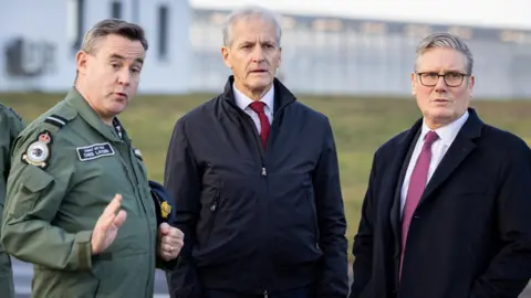 Reuters Le Premier ministre britannique, Sir Keir Starmer, et le Premier ministre norvégien, Jonas Gahr Store, visitent la RAF Lossiemouth en Ecosse.