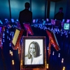 Le leader de l'opposition vénézuélienne Machado réapparaît : NPR 13 Une photo de Maria Corina Machado, lauréate du prix Nobel de la paix, parmi les portraits des lauréats précédents, dans le musée de la paix de l'Union européenne. "Champ Nobel" à l'exposition "La démocratie au bord du gouffre" en l'honneur du lauréat au Centre Nobel de la Paix à Oslo le 9 décembre 2025, à la veille de la cérémonie de remise du Prix Nobel de la Paix.