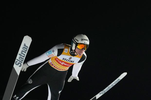 Le saut à ski éclipsé par un scandale de tricherie après que la Norvège ait été prise en flagrant délit de falsification des uniformes 7 FICHIER - Domen Prevc, de Slovénie, s'envole dans les airs lors de son saut de qualification à la première étape du tournoi de saut à ski des Quatre Tremplins à Oberstdorf, en Allemagne, le 28 décembre 2025. (AP Photo/Matthias Schrader, fichier)
