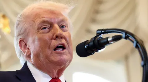 REUTERS/Kevin Lamarque Le président américain Donald Trump s'exprime lors d'une cérémonie organisée pour baptiser un tronçon de route de 6,4 km reliant l'aéroport de West Palm Beach à son domaine de Mar-a-Lago « President Donald J. Trump Boulevard », au domaine de Mar-a-Lago à Palm Beach, en Floride, aux États-Unis, le 16 janvier 2026. 