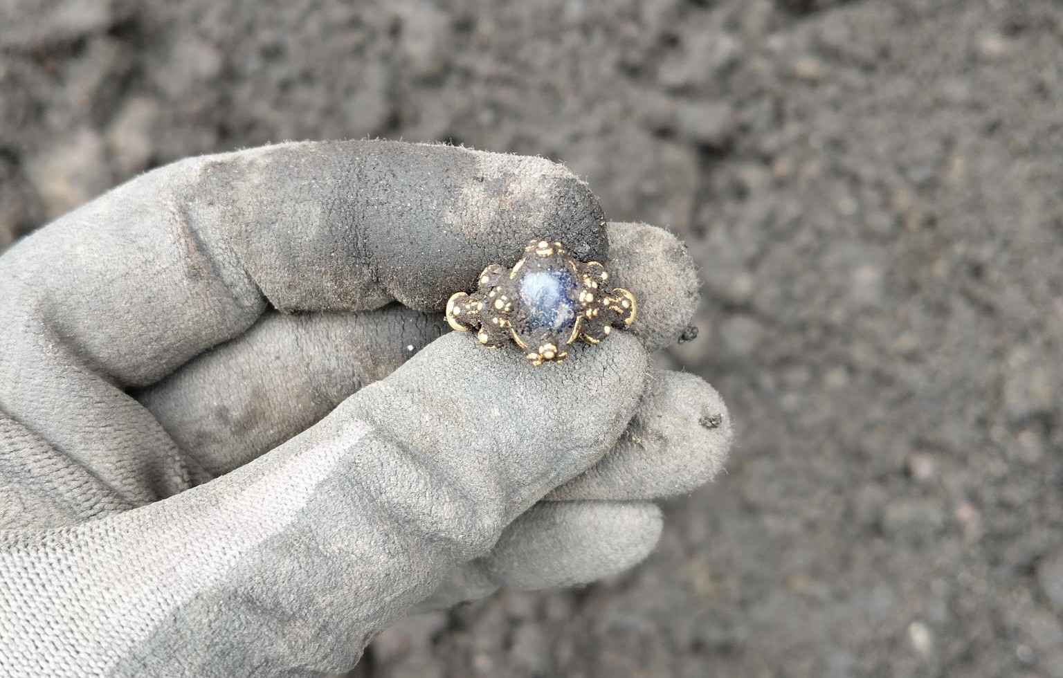 Um anel de ouro medieval descoberto na Noruega - 13