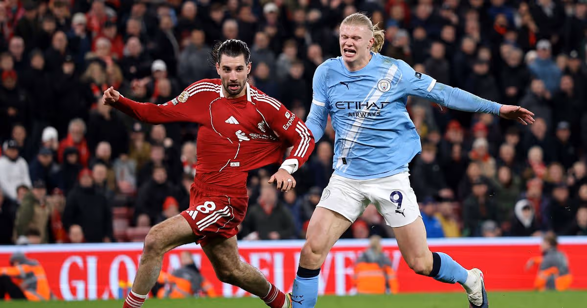 Ce qu'Erling Haaland a dit au joueur de Liverpool avant de tirer un penalty lors de la victoire de Man City. 2 Ce qu'Erling Haaland a dit au joueur de Liverpool avant de tirer un penalty lors de la victoire de Man City. - 1