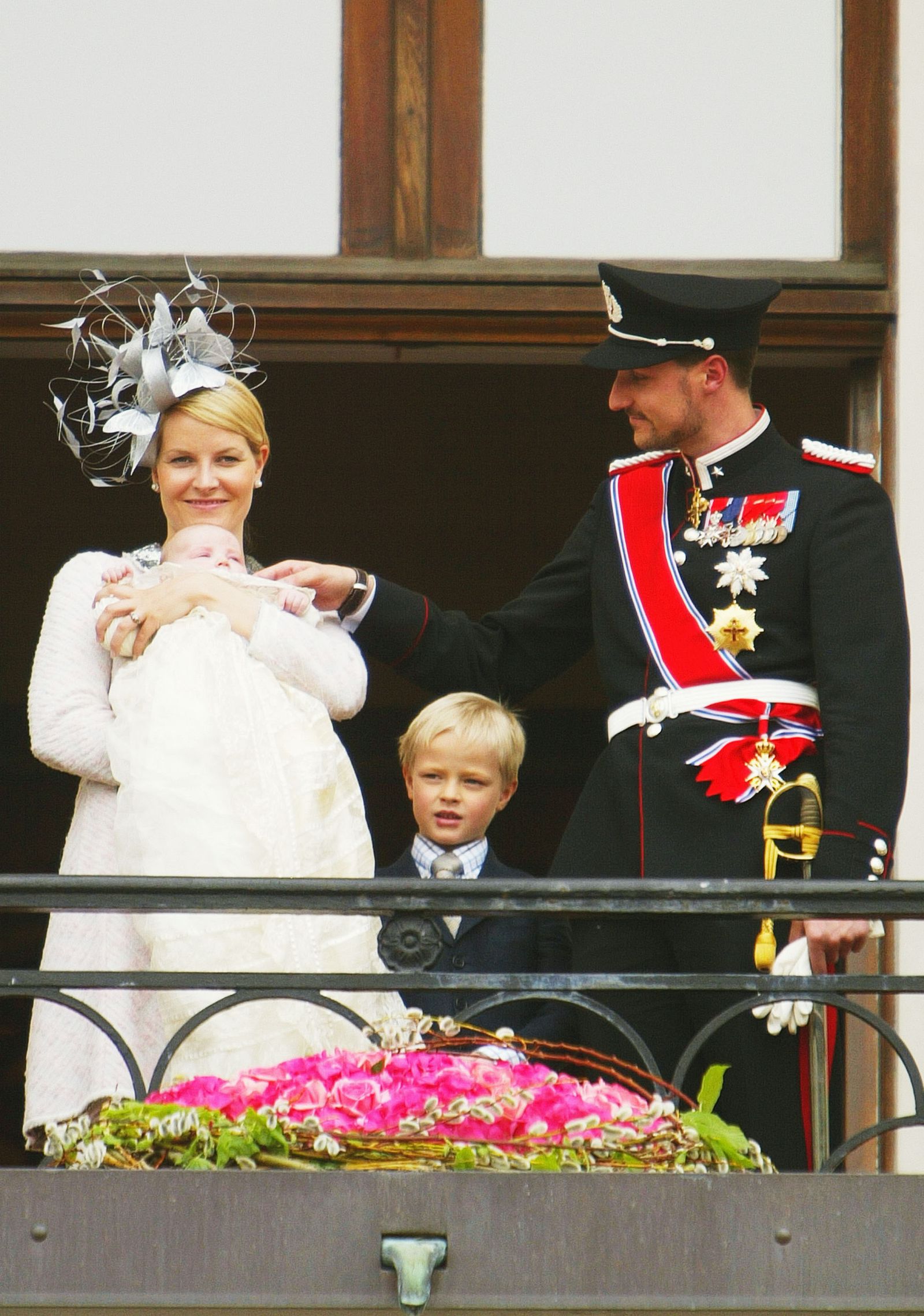 La princesse héritière Mette-Marit de Norvège sort de sa réserve alors que son fils Marius Borg Høiby est accusé de viol dans le « procès du siècle » 7 L'image peut contenir Elizabeth Cook Haakon, prince héritier de Norvège David Holt Personne Plante Plante en pot Visage et tête
