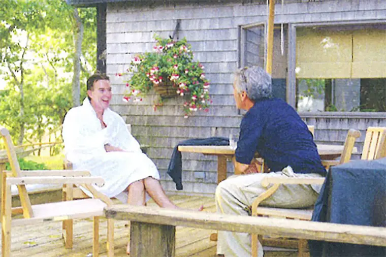 Les e-mails d'Epstein éclaboussent l'élite européenne, de la princesse héritière de Norvège au « prince des ténèbres » britannique 10 Mandelson et Epstein sur une photo non datée tirée du livre publié à l'occasion du 50e anniversaire du financier déchu.