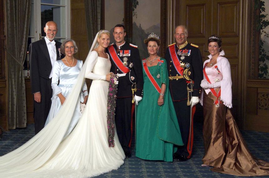 Les dossiers Epstein menacent de diviser la famille royale norvégienne en deux 6 Les jeunes mariés, le prince héritier Haakon et la princesse héritière Mette-Marit, posent pour une photo au château royal d'Oslo, en Norvège.