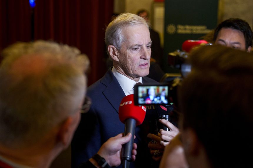 Les dossiers Epstein menacent de diviser la famille royale norvégienne en deux 7 Le Premier ministre norvégien Jonas Gahr Støre commente les contacts de Mette-Marit avec Jeffrey Epstein à Oslo lundi.
