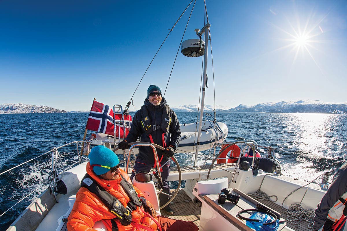 SKI0120-UTL2-byMatsGrimsaeth-SailNorway Cameron Martindell barre un voilier dans les fjords norvégiens.