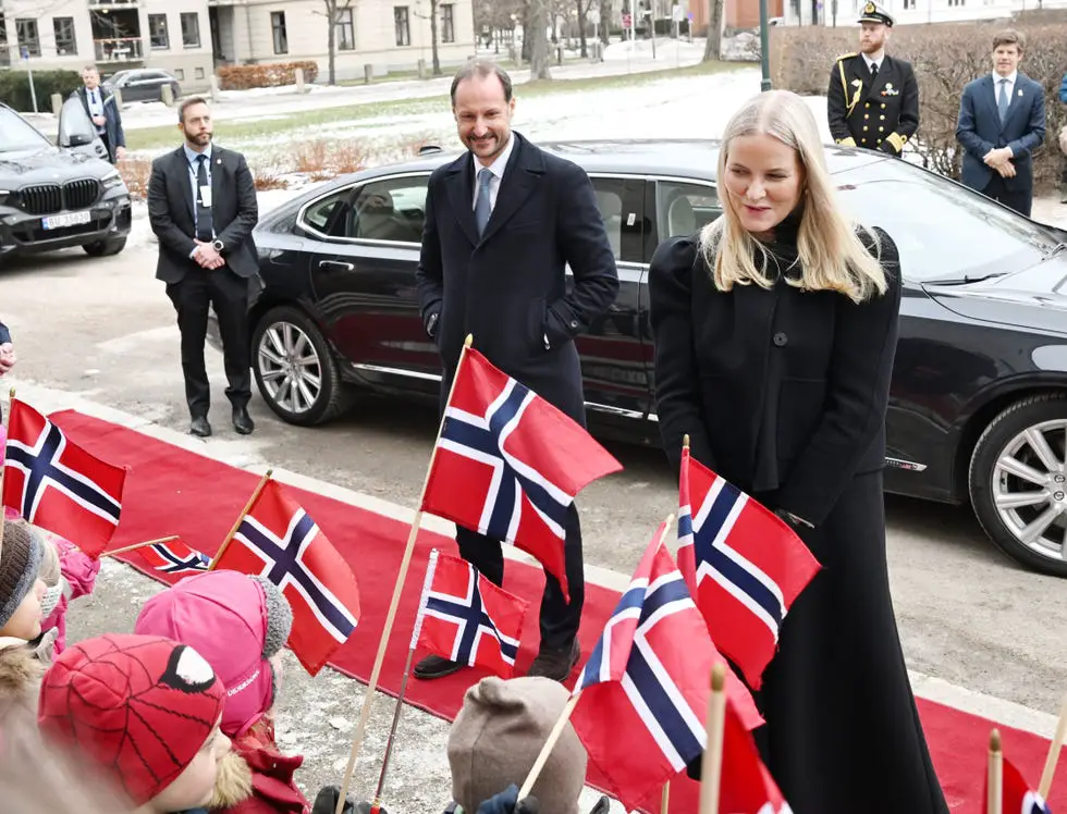 Le prince héritier Haakon et la princesse héritière Mette-Marit visitent la bibliothèque de Fredrikstad Le prince héritier Haakon et la princesse héritière Mette-Marit visitent la bibliothèque de Fredrikstad