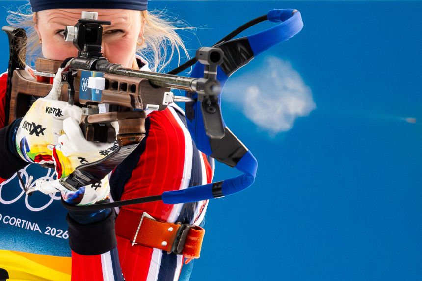 Pourquoi la Norvège domine les Jeux olympiques d'hiver et ce que les États-Unis pourraient en retenir 12 La Norvégienne Karoline Offigstad Knotten tire lors de l'épreuve féminine de relais 4x6 km en biathlon pendant les Jeux olympiques d'hiver de 2026 à l'Anterselva Biathlon Arena, le 18 février.