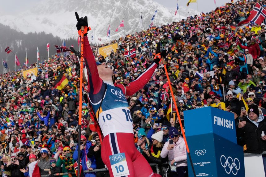 Pourquoi la Norvège domine les Jeux olympiques d'hiver et ce que les États-Unis pourraient en retenir 13 Johannes Dale-Skjevdal franchit la ligne d'arrivée et remporte la médaille d'or dans l'épreuve masculine de biathlon 15 km départ groupé aux Jeux olympiques d'hiver de 2026 à Anterselva, vendredi.