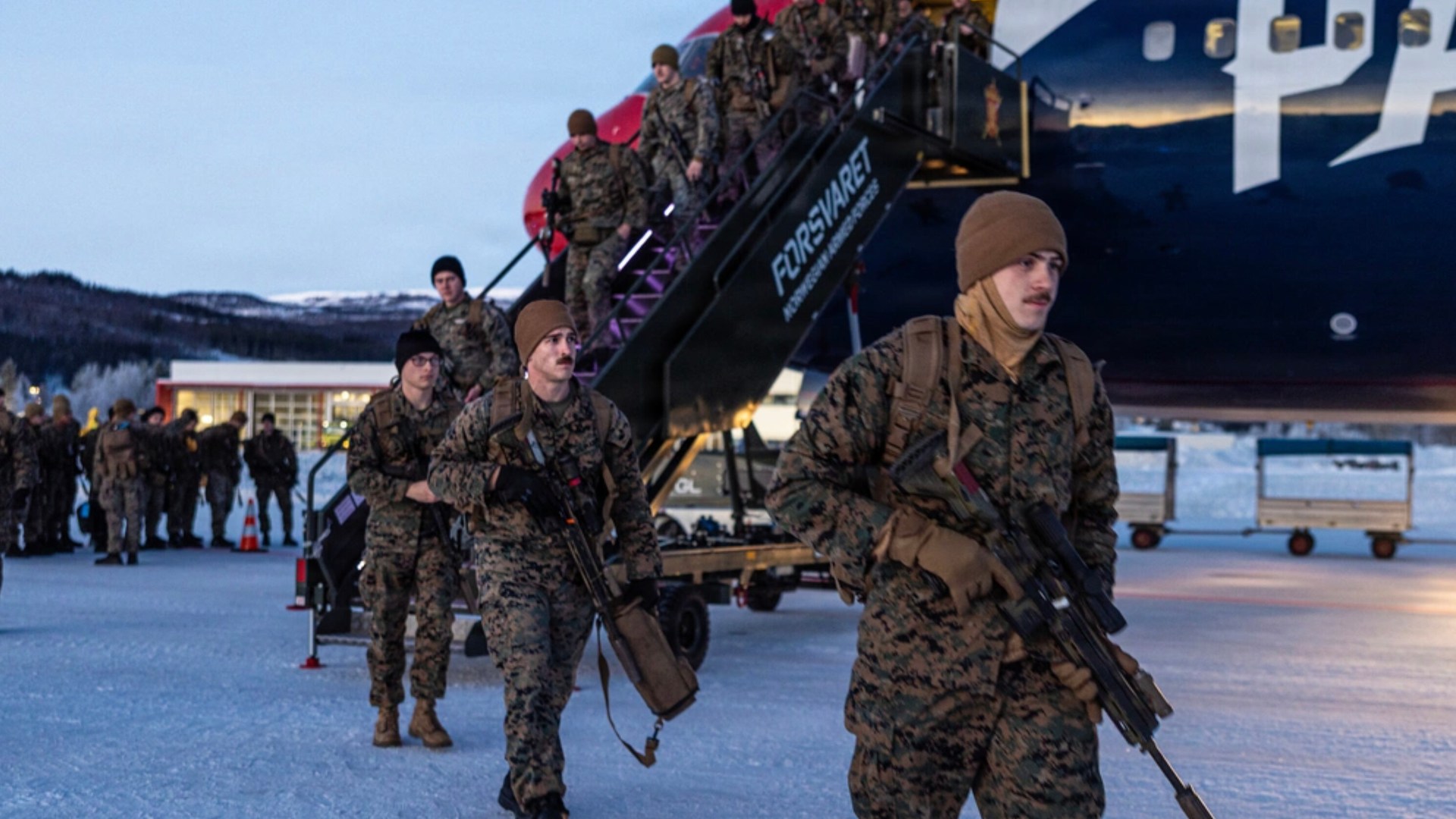 Les Marines américains s'envolent pour la Norvège à bord du jet privé des New England Patriots alors que les tensions avec le Groenland s'intensifient 12 Les Marines américains s'envolent pour la Norvège à bord du jet privé des New England Patriots alors que les tensions avec le Groenland s'intensifient - 11